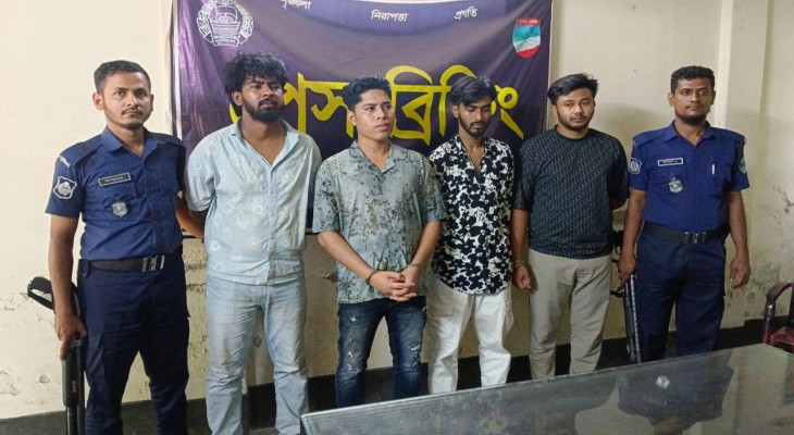 ভারতে পালানোর পথে যশোরে ধরা পড়লেন ‘ডেভিড ইমন’, আটক আরও তিনজন।